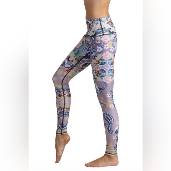 Yoga Democracy Leggings in Zen Water Garden - Picture 3 of 7